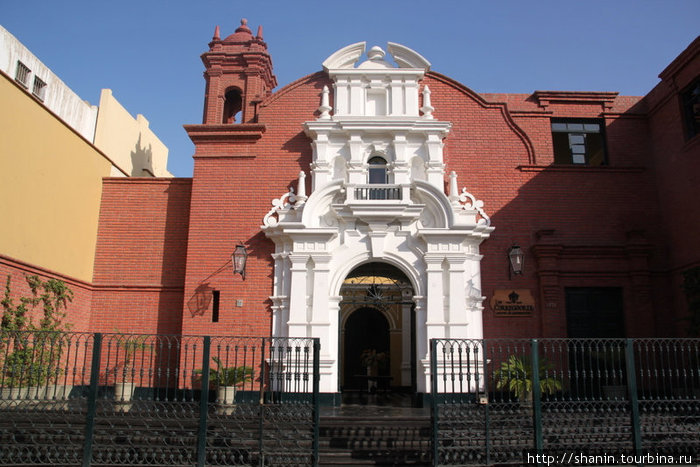 Красная кирпичная церковь Трухильо, Перу