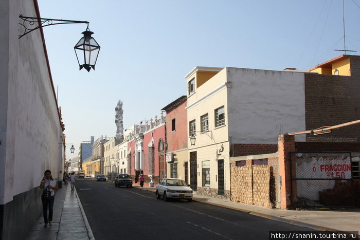 Улица ведет в центр города Трухильо, Перу