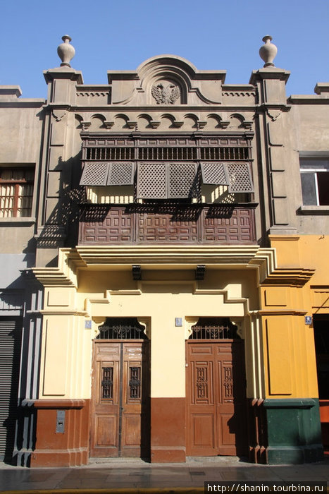 Двери и балкон Трухильо, Перу