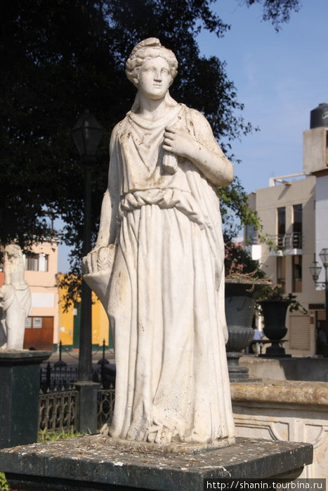 Псевдоантичная статуя Трухильо, Перу