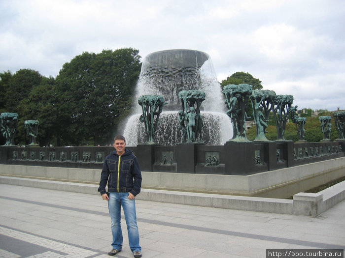 скульптуры возле фонтана тоже символичны. они рассказывают о Древе Жизни и этапах жизни Человека. От рождения и до смерти. Осло, Норвегия