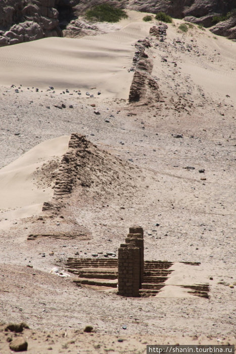Стены были засыпаны песком и сейчас постепенно откапываются археологами Трухильо, Перу