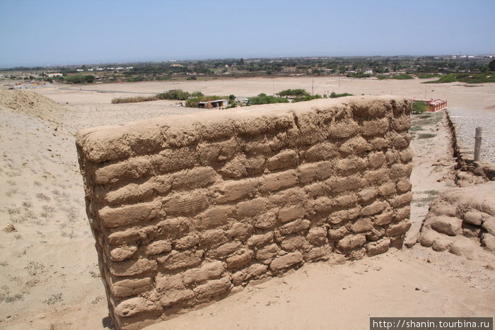 Стена из необожженной глины Трухильо, Перу