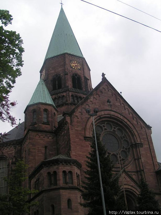 Парадный фасад церкви Кайзерслаутерн, Германия