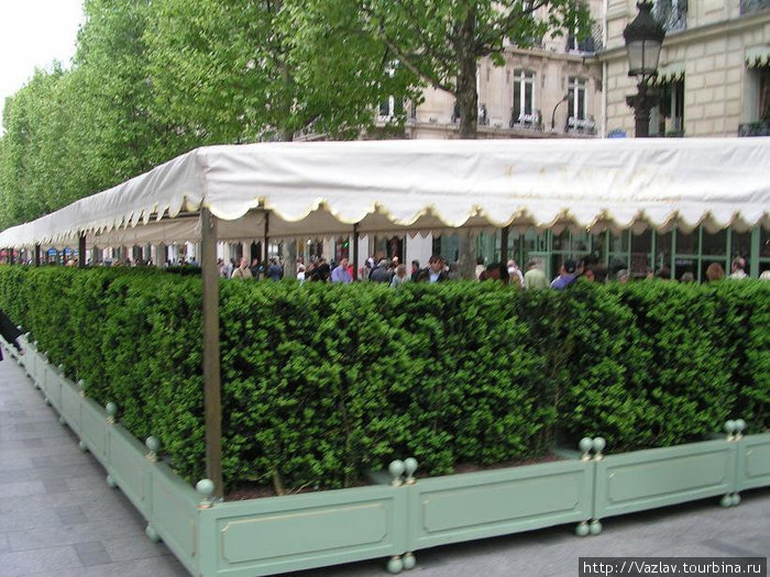 Уличное кафе отгородилось от прохожих Париж, Франция