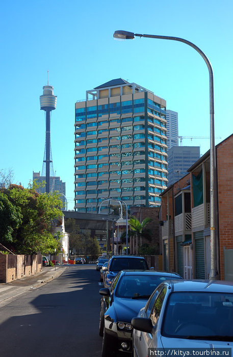Сиднейская телебашня, вид с одной из улиц в районе Вулумулу Сидней, Австралия