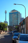 Сиднейская телебашня, вид с одной из улиц в районе Вулумулу