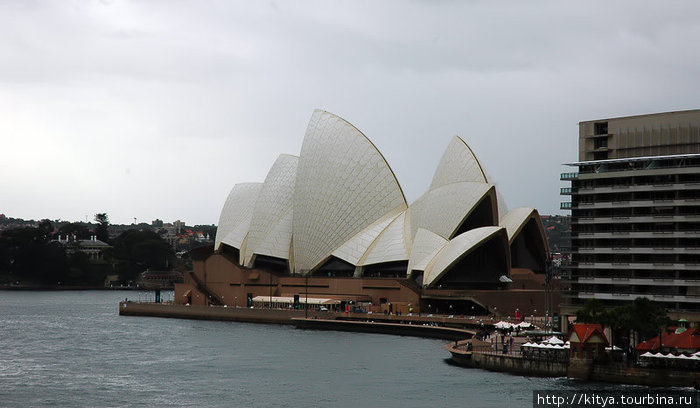 Вид на оперу со стороны причалов Cirqular Quay Сидней, Австралия