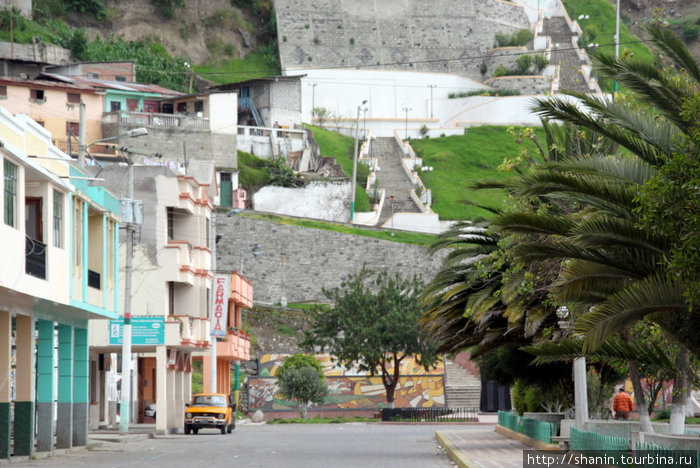 Торец главной улицы. Она упирается в гору. Алауси, Эквадор