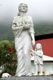 Мать и дитя. Если в эквадорском городе вы не видели памятника матери, значит, вы его просто не нашли!