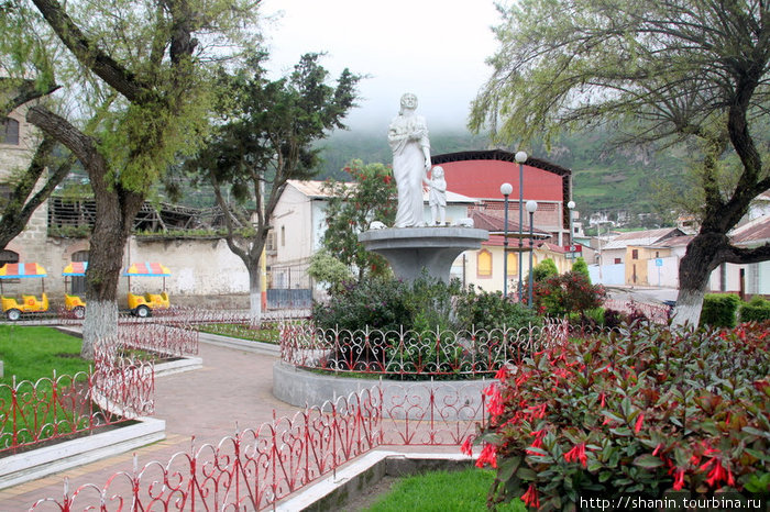 Сквер с памятником матери Алауси, Эквадор