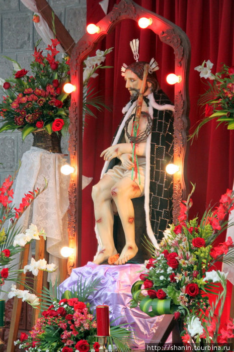Христос на алтаре Алауси, Эквадор