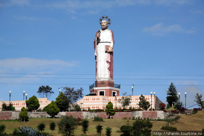 Статуя Апостола Петра Алауси, Эквадор