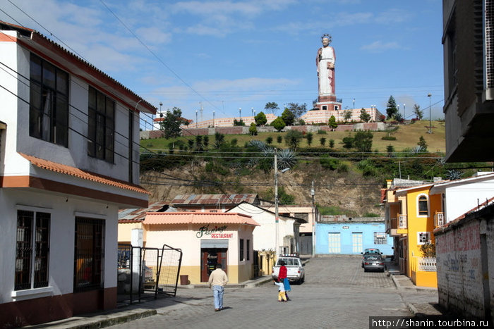 Городская улица с видом на Святого Петра Алауси, Эквадор