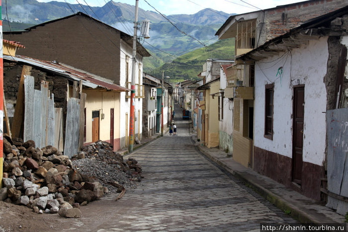 Улочка в стороне от центра Алауси, Эквадор