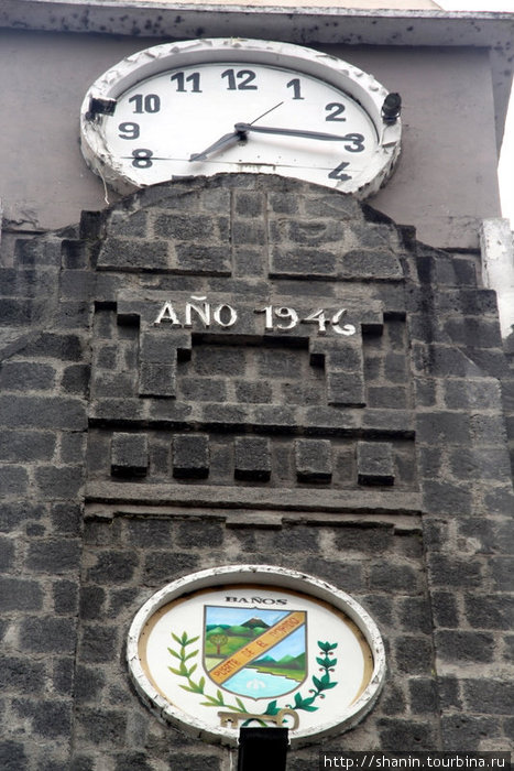Часы 1946 года на здании муниципалитета Баньос, Эквадор