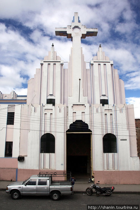 Церковь с огромным крестом Провинция Имбабура, Эквадор