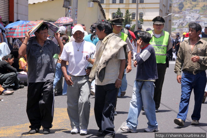 На прогулке. Вместо зонта — газета, как защита от экваториального солнца Кито, Эквадор