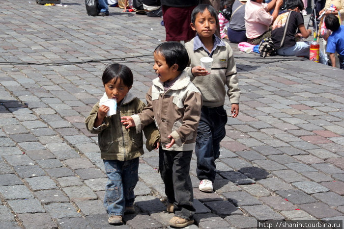 Дети на площади Сан Франциско Кито, Эквадор