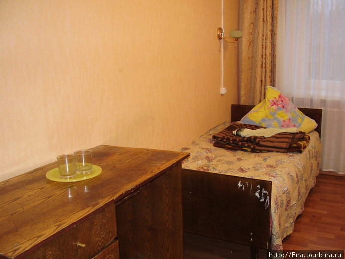 Кровати, стол и набор посуды — привет из советских времен :))))