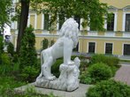 Губернаторский сад. Лев и львенок