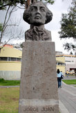 Бюст астронома Джорджа Хуана возле обсерватории в Кито