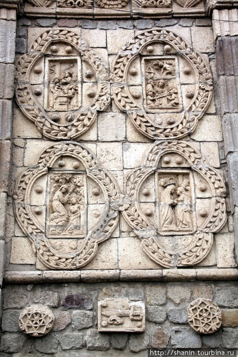 Резьба по камню на фасаде собора Санта Барбары Риобамба, Эквадор