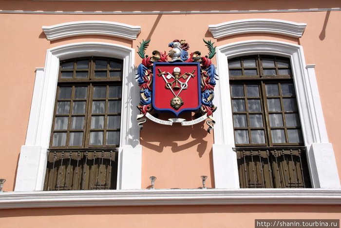 Герб на здании Муниципалитета Риобамба, Эквадор