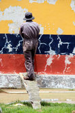 Стена, выкрашенная в цвета эквадорского флага