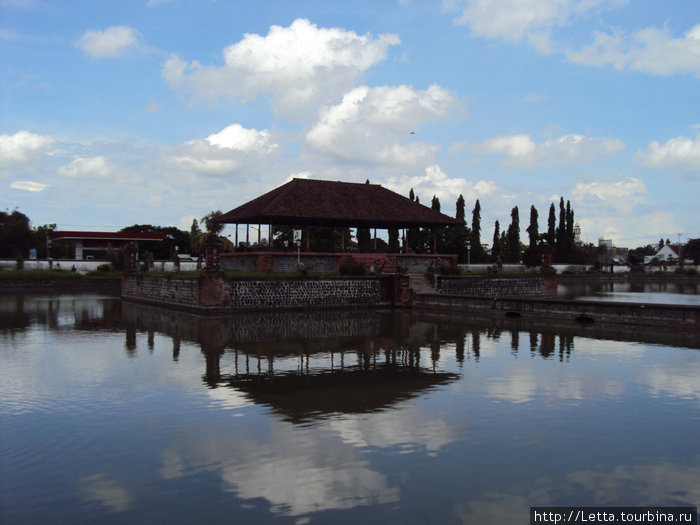Водный дворец Маюра Остров Ломбок, Индонезия