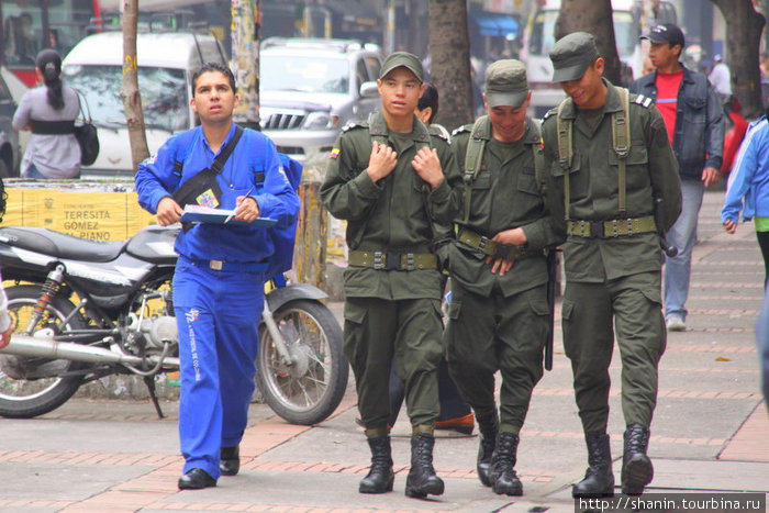 Военные на городской улице — без оружия Богота, Колумбия