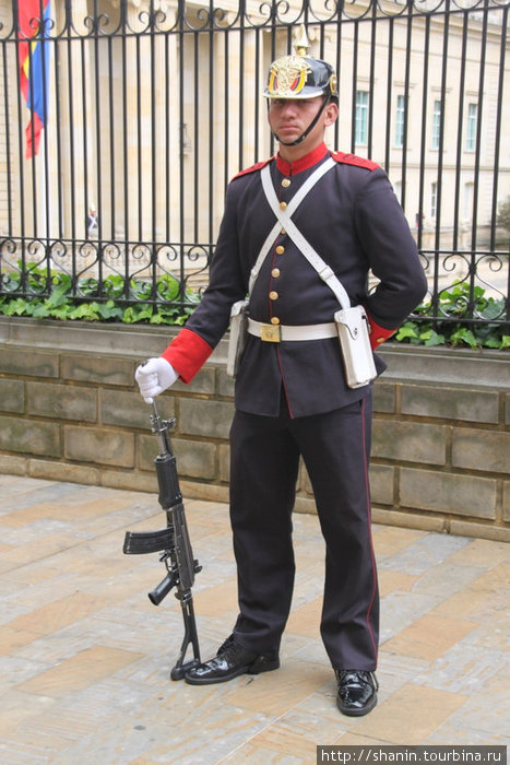 Охранник Президентского дворца — с автоматом Калашникова