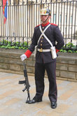 Охранник Президентского дворца — с автоматом Калашникова
