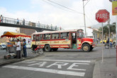 Автобус на городской улице