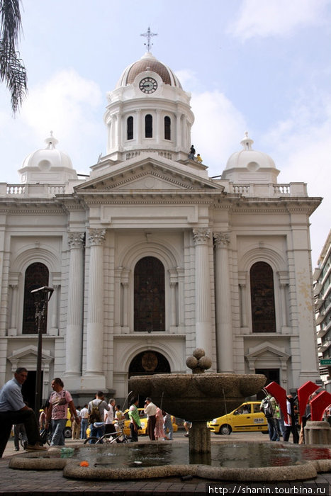 Фонтан перед собором Кали, Колумбия