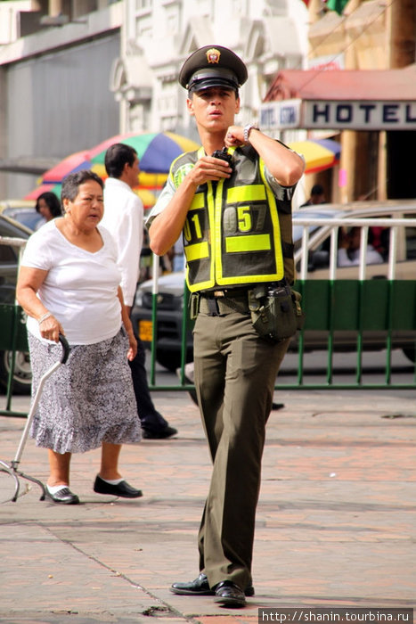 Полицейский следит за порядком Кали, Колумбия
