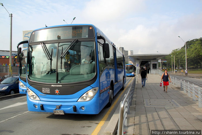 Современные автобусы на городской улице в Кали Кали, Колумбия