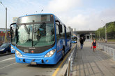 Современные автобусы на городской улице в Кали