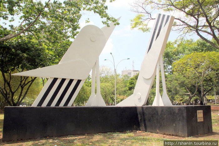 Птицы — современная скульптурная композиция Кали, Колумбия