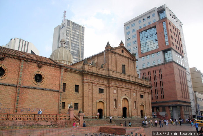 Современные дома окружают старую церковь Кали, Колумбия
