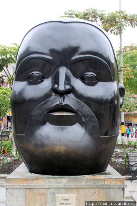 Одна из скульптур Фернандо Ботеро на улице в Медельине Медельин, Колумбия