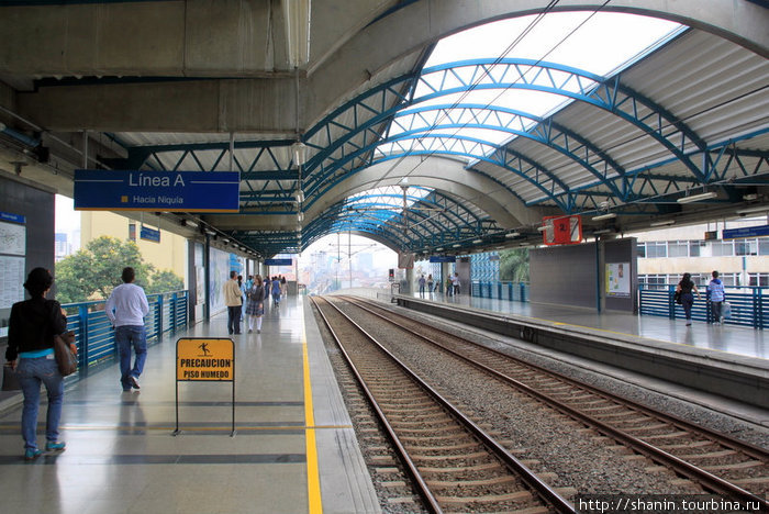 На станции метро — единственного в Колумбии. Метро в Медельине считается одним из самых чистых в мире Медельин, Колумбия