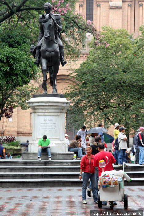 В парке у статуи Боливара Медельин, Колумбия