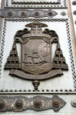 Герб на двери собора