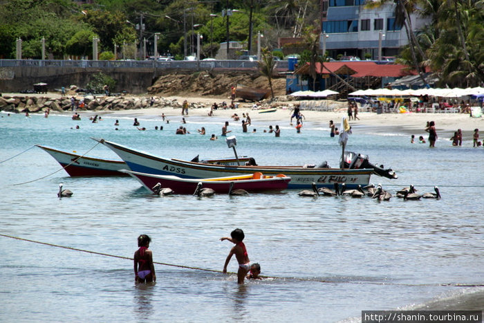 Лодки и купальщики Пампатар, Венесуэла