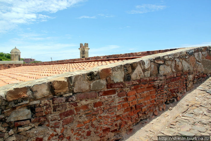 Стена и черепичная крыша Пампатар, Венесуэла