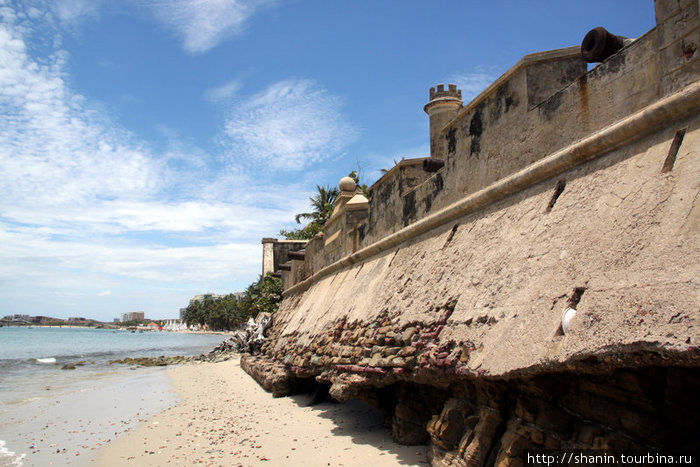 Узкий песчаный пляж перед замком — при отливе Пампатар, Венесуэла