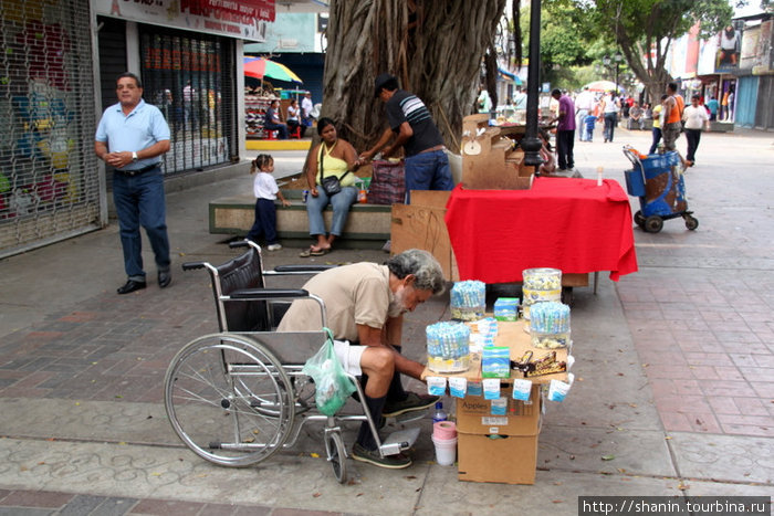 Торговцы на пешеходной улице Порламар, Венесуэла