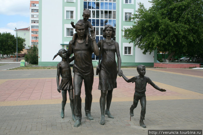 Памятник семье установлен на Соборной площади в 2003 году. Саранск, Россия