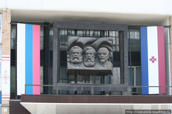А вот эта троица: Маркс, Энгельс и Ленин на Дворце культуры появилась еще до моего рождения. Саранск, Россия
